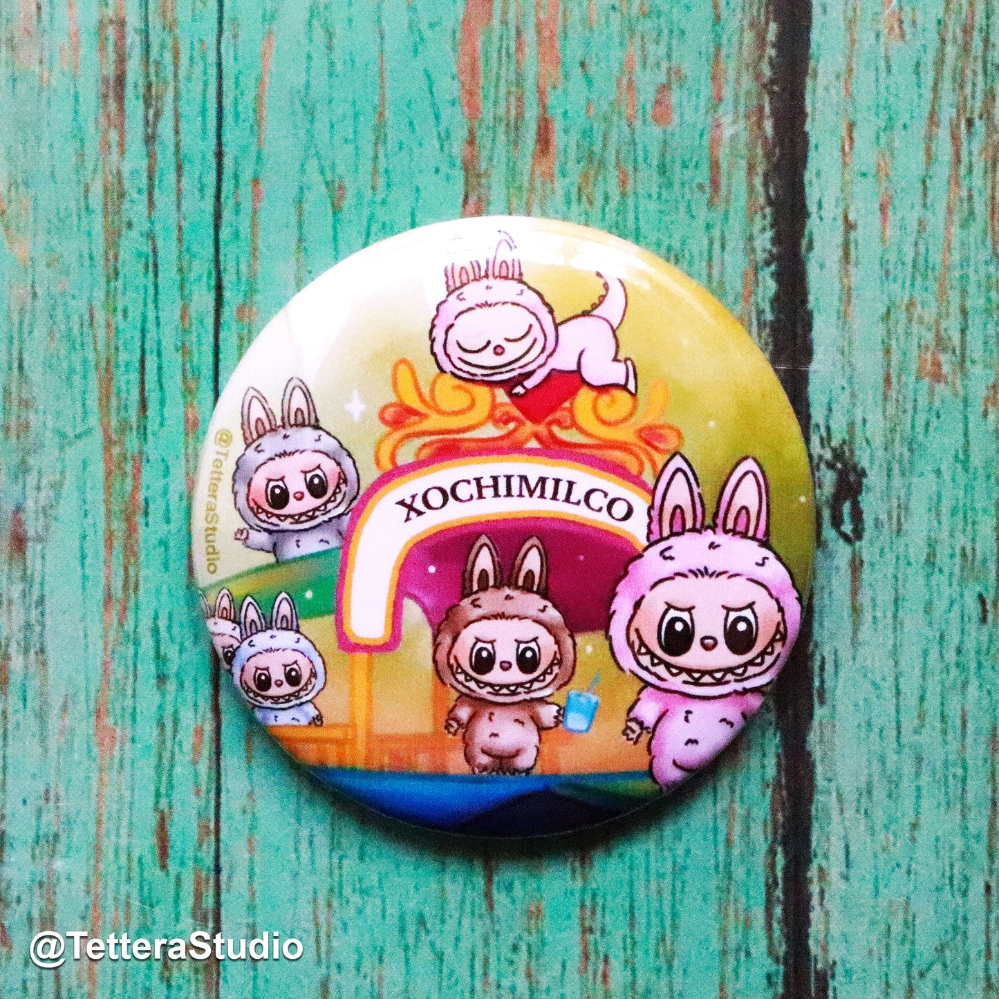 🌺🛶 Botón Ilustrado – Labubus en Xochimilco | Arte Chilango y Tierno 🎨💖 - TetteraStudio