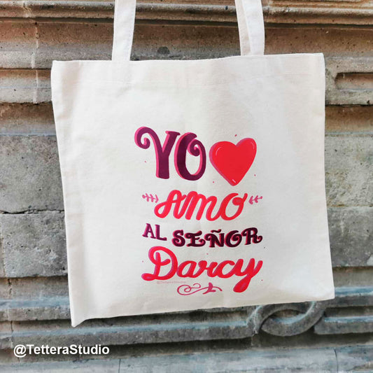 Tote bag Orgullo y Prejuicio
Bolsa de tela Mr. Darcy
Regalo para fans de Jane Austen
Tote literaria "Yo amo al Señor Darcy"
Bolsa ecológica con frases de libros
Accesorios inspirados en literatura clásica
Merch Orgullo y Prejuicio México