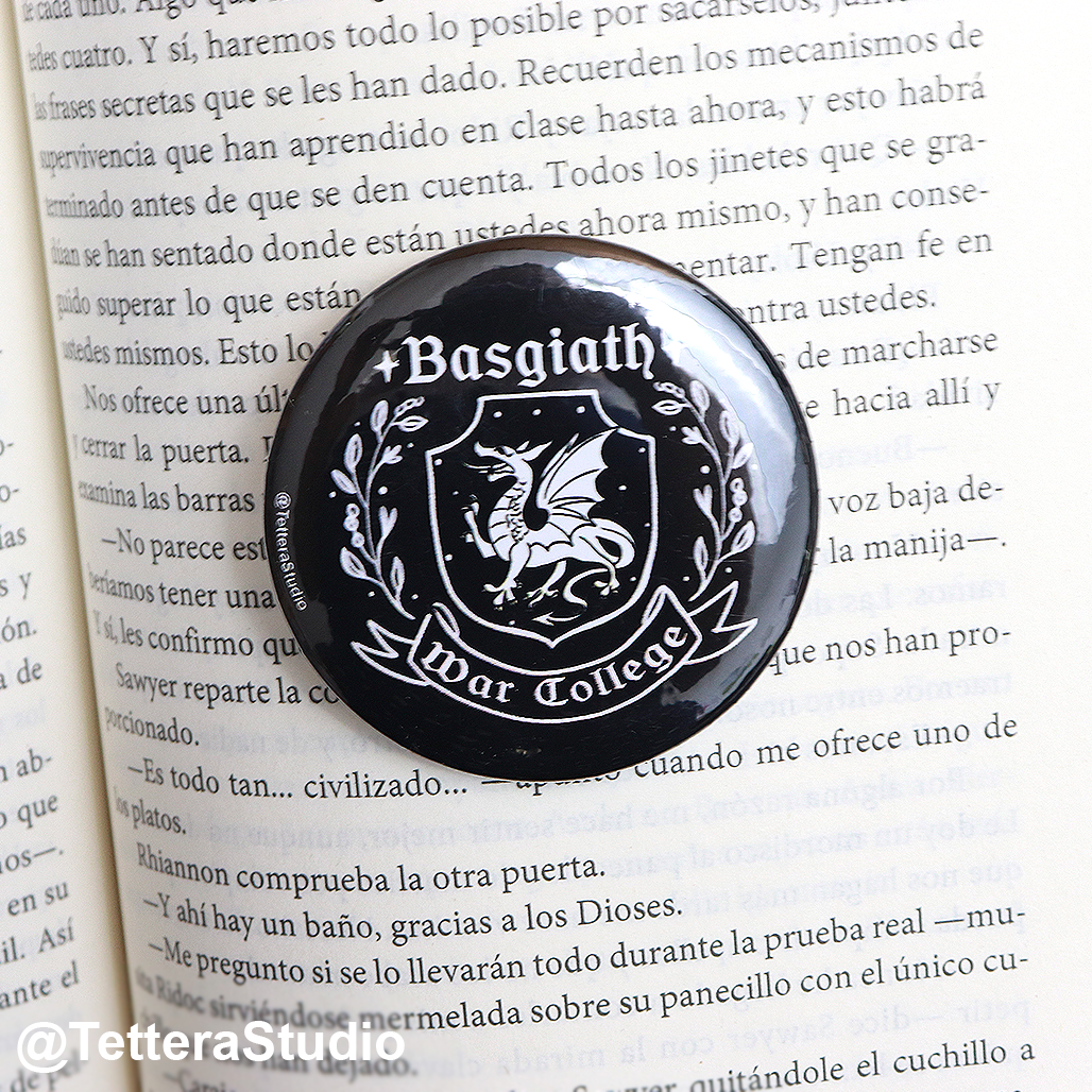 🛡️ Botón Literario – Escudo Basgiath War College | Inspirado en Alas de Sangre 🐉🔥 - TetteraStudio