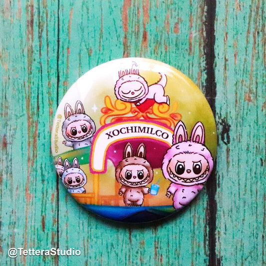 🌺🛶 Botón Ilustrado – Labubus en Xochimilco | Arte Chilango y Tierno 🎨💖